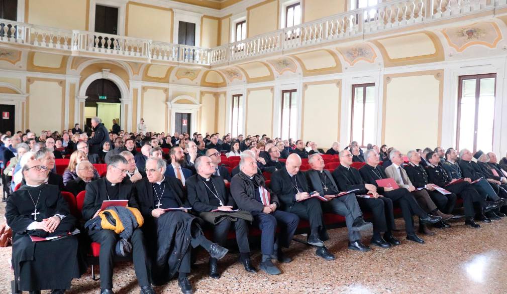A sinistra e sotto, due momenti della inaugurazio-