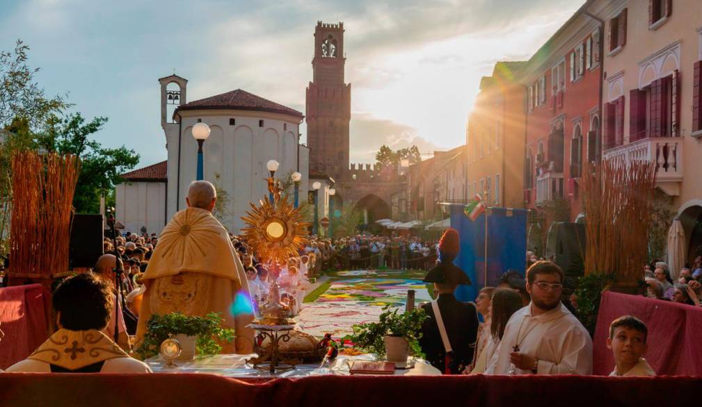 Noale: l’Infiorata celebra il Giubileo, con un messaggio di speranza Noale: l’Infiorata celebra il Giubileo, con un messaggio di speranza
