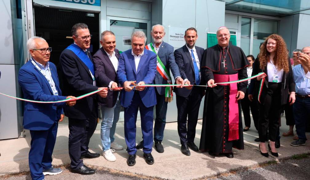Il momento del taglio del nastro Il momento del taglio del nastro