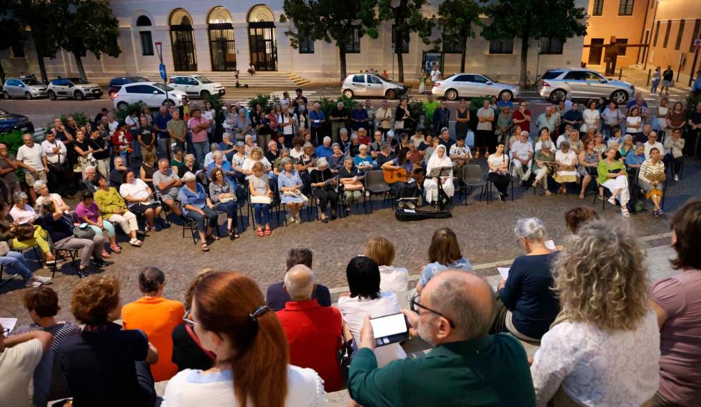 Nelle foto un momento della preghiera in piazza Duomo, a Treviso; il gruppo di giovani pellegrini dalla Transilvania,; scatti dai sagrati di Castello di Godego, Castelfranco Veneto e Treville di Castelfranco Nelle foto un momento della preghiera in piazza Duomo, a Treviso; il gruppo di giovani pellegrini dalla Transilvania,; scatti dai sagrati di Castello di Godego, Castelfranco Veneto e Treville di Castelfranco