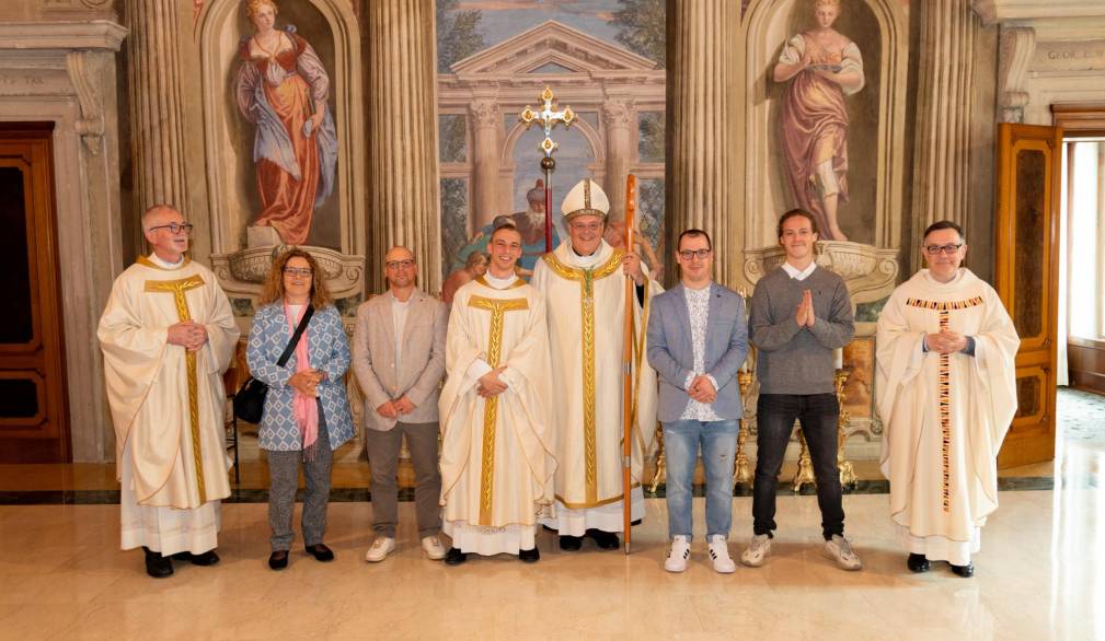 D. Mattia con la famiglia, il Vescovo, il rettore e il padre spirituale del Seminario (foto Barichello) D. Mattia con la famiglia, il Vescovo, il rettore e il padre spirituale del Seminario (foto Barichello)