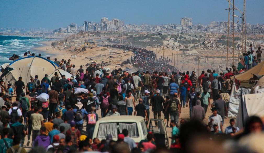 Palestinesi camminano verso Gaza City lungo la strada Al-Rashid - Foto AFP/SIR Palestinesi camminano verso Gaza City lungo la strada Al-Rashid - Foto AFP/SIR