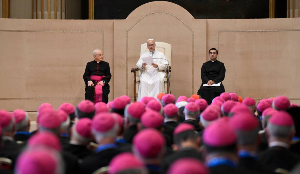 Un dono, per mons. Tomasi, l’invito del Papa a incontrare tutti i Vescovi italiani Un dono, per mons. Tomasi, l’invito del Papa a incontrare tutti i Vescovi italiani