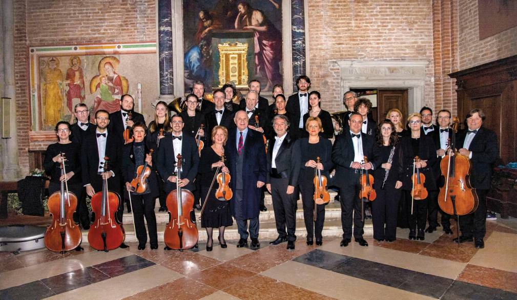 Foto del Gruppo d’Archi Veneto con il ministro Carlo Nordio al termine del concerto dello scorso anno
