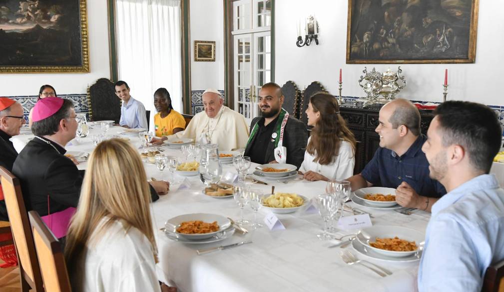 Il Papa a pranzo con dieci giovani: “Siete tutti preziosi agli occhi di Dio” Il Papa a pranzo con dieci giovani: “Siete tutti preziosi agli occhi di Dio”