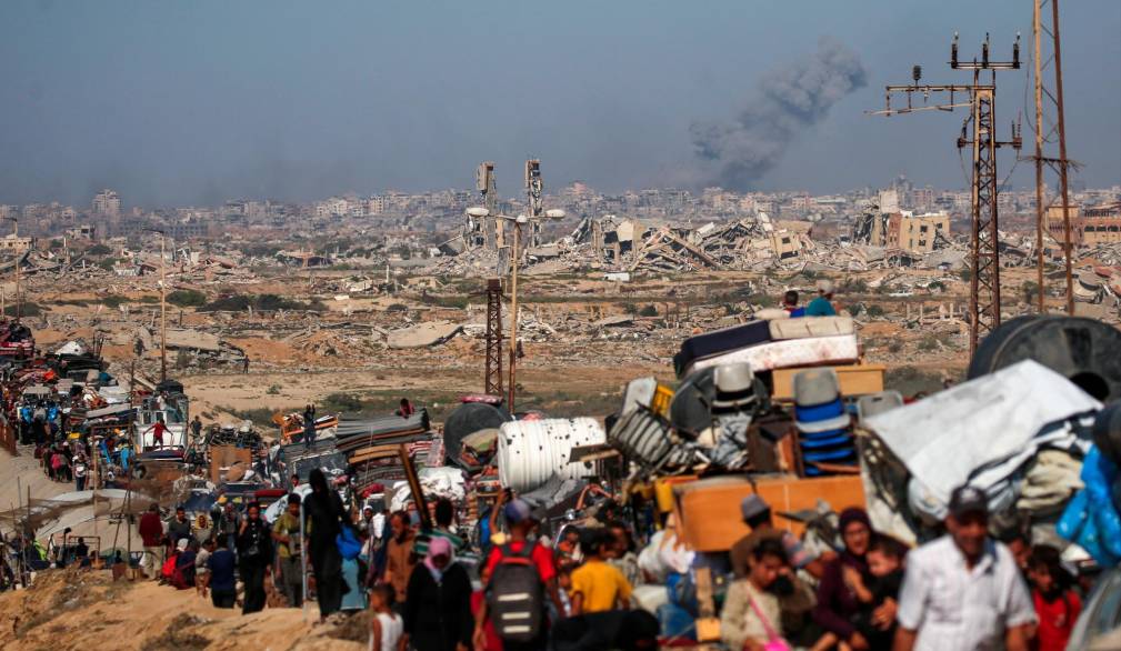 Nuseirat, 14 settembre 2025: palestinesi sfollati si spostano con i loro beni durante i raid israeliani su Gaza City - Foto AFP/SIR Nuseirat, 14 settembre 2025: palestinesi sfollati si spostano con i loro beni durante i raid israeliani su Gaza City - Foto AFP/SIR