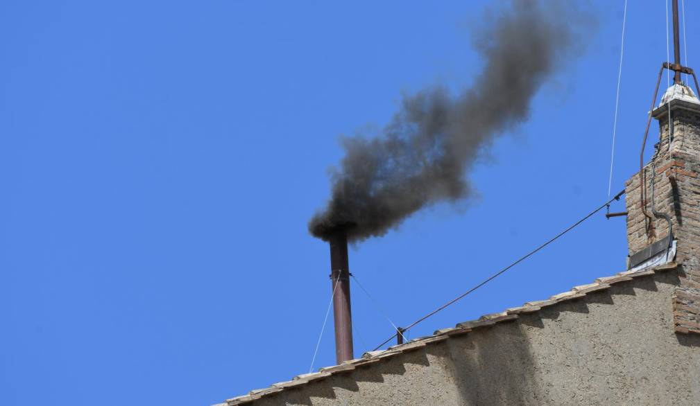 La fumata nera di mezzogiorno La fumata nera di mezzogiorno