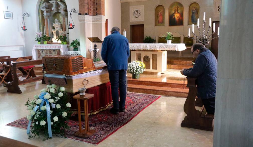 La camera ardente di mons. Paolo Magnani - Fotofilm/La vita del popolo La camera ardente di mons. Paolo Magnani - Fotofilm/La vita del popolo