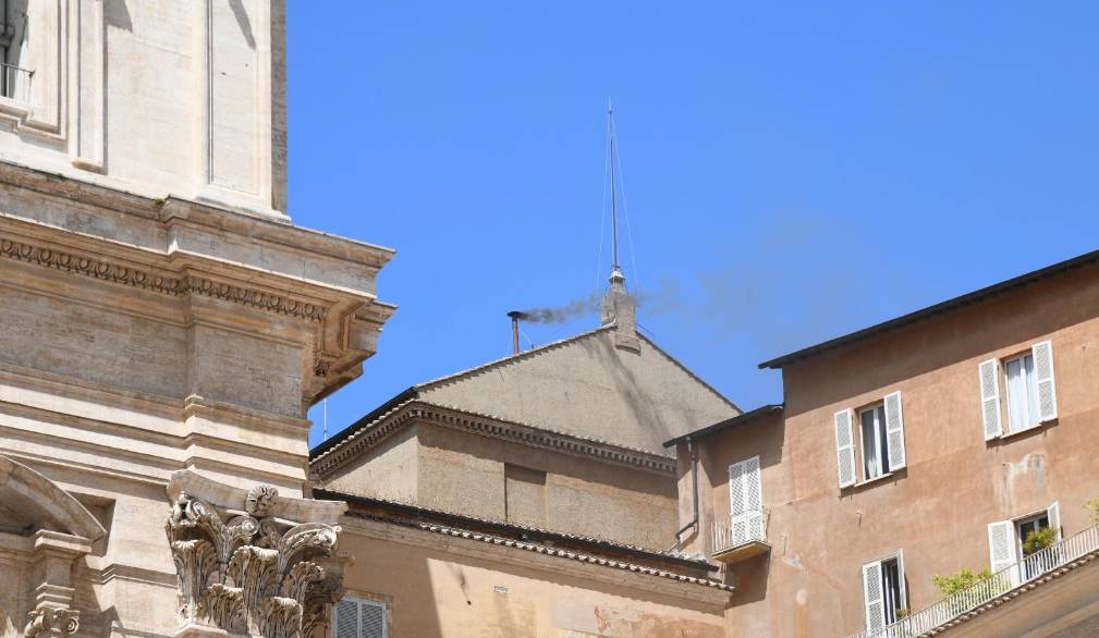 Fumata nera sopra la Sistina