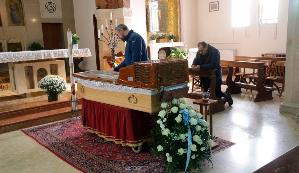 Morte mons. Magnani, camera ardente nella chiesa degli Oblati. Messaggi da papa Francesco e dalla Cei Morte mons. Magnani, camera ardente nella chiesa degli Oblati. Messaggi da papa Francesco e dalla Cei