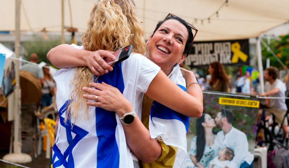 La gioia tra gli israeliani per l’accordo e il rilascio degli ostaggi La gioia tra gli israeliani per l’accordo e il rilascio degli ostaggi