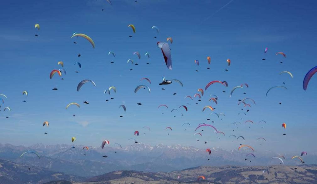 In centinaia in volo dal Monte Grappa