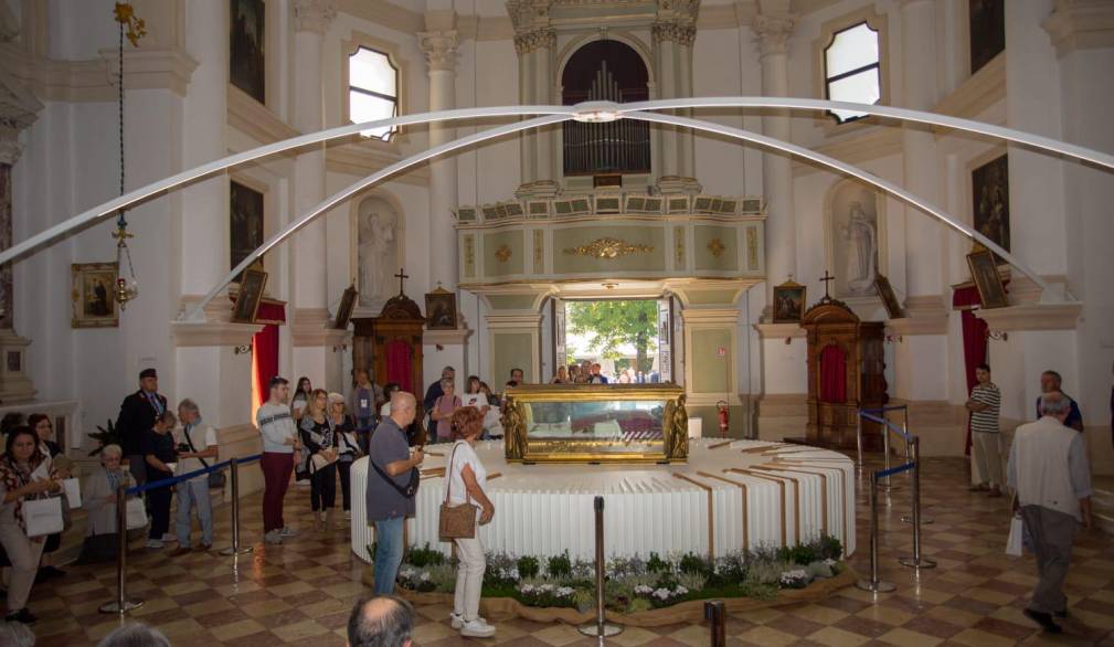 Fedeli davanti alle spoglie di san Pio X Fedeli davanti alle spoglie di san Pio X