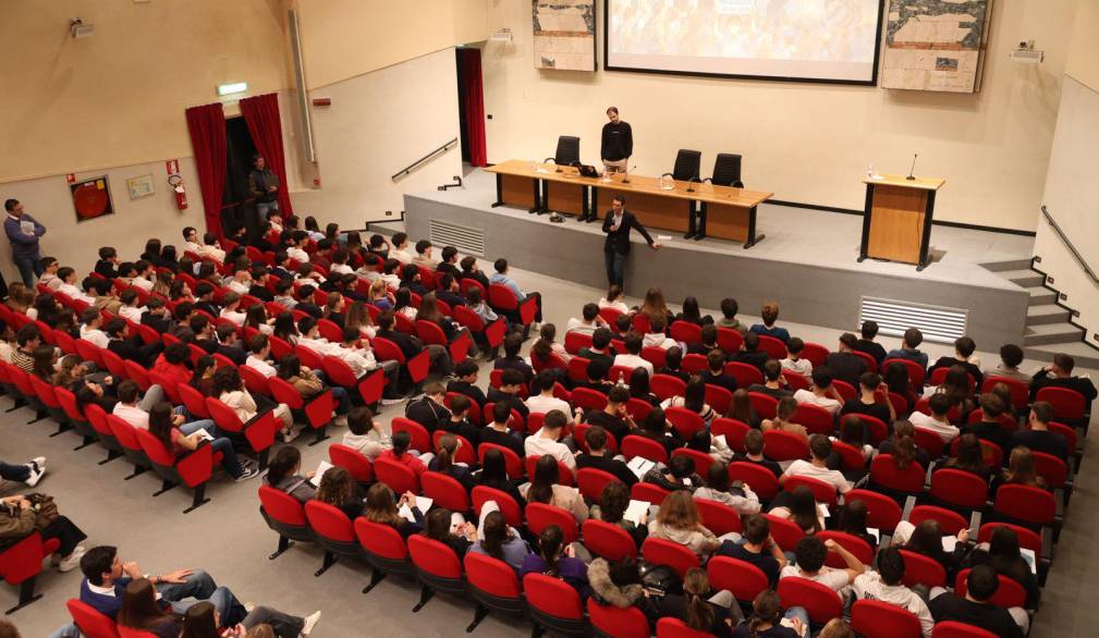 Ex allievo del Pio X sale in cattedra per spiegare agli studenti l’Intelligenza artificiale Ex allievo del Pio X sale in cattedra per spiegare agli studenti l’Intelligenza artificiale
