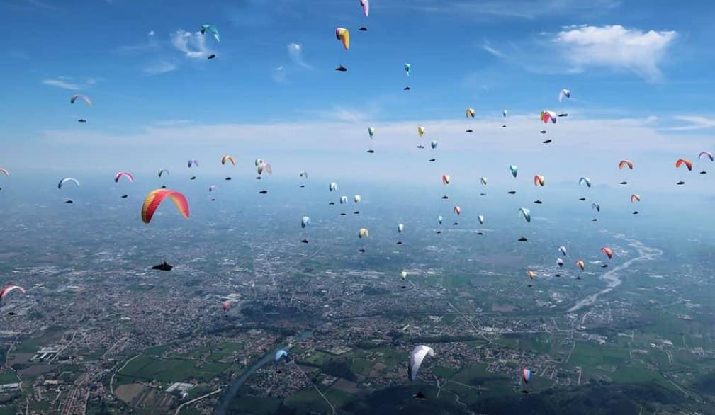 In centinaia in volo dal Monte Grappa