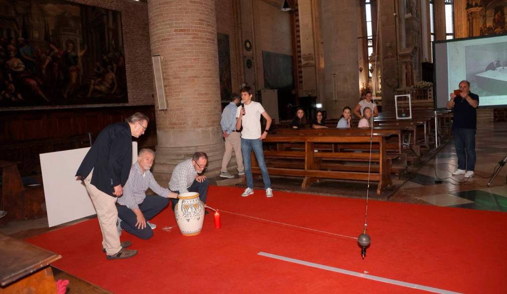 L’esperimento: attivato un pendolo di Foucault nella chiesa di San Nicolò L’esperimento: attivato un pendolo di Foucault nella chiesa di San Nicolò