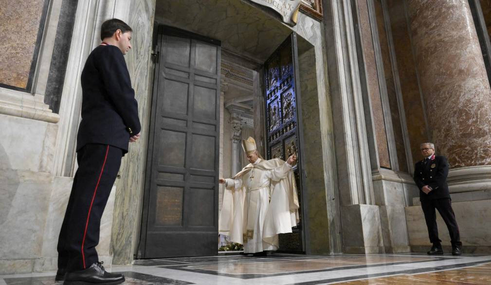 Leone XIV chiude la Porta Santa e il Giubileo: “Si affermi l’artigianato della pace”