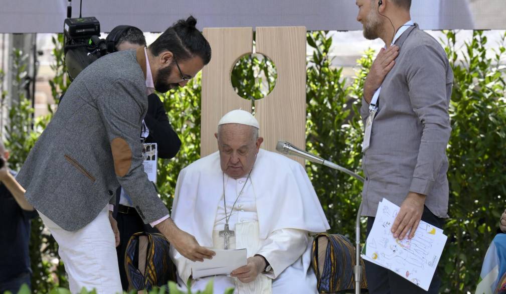 Il palestinese Aziz Abu Sarah (a sinistra) e l’israeliano Maoz Inon con papa Francesco, a Verona, nel maggio 2024 Il palestinese Aziz Abu Sarah (a sinistra) e l’israeliano Maoz Inon con papa Francesco, a Verona, nel maggio 2024