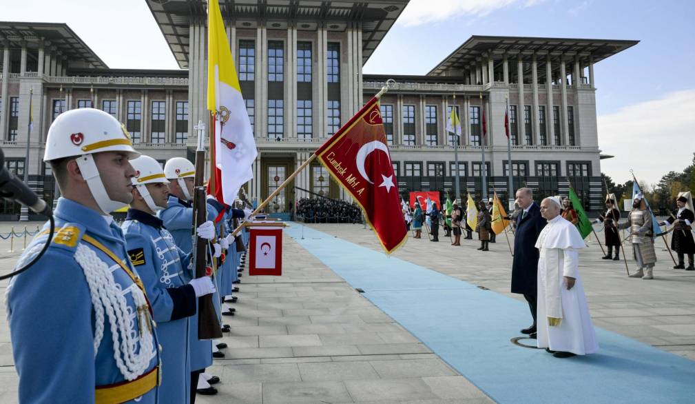 Papa in Turchia: “non cedere alla deriva della terza guerra mondiale a pezzi”