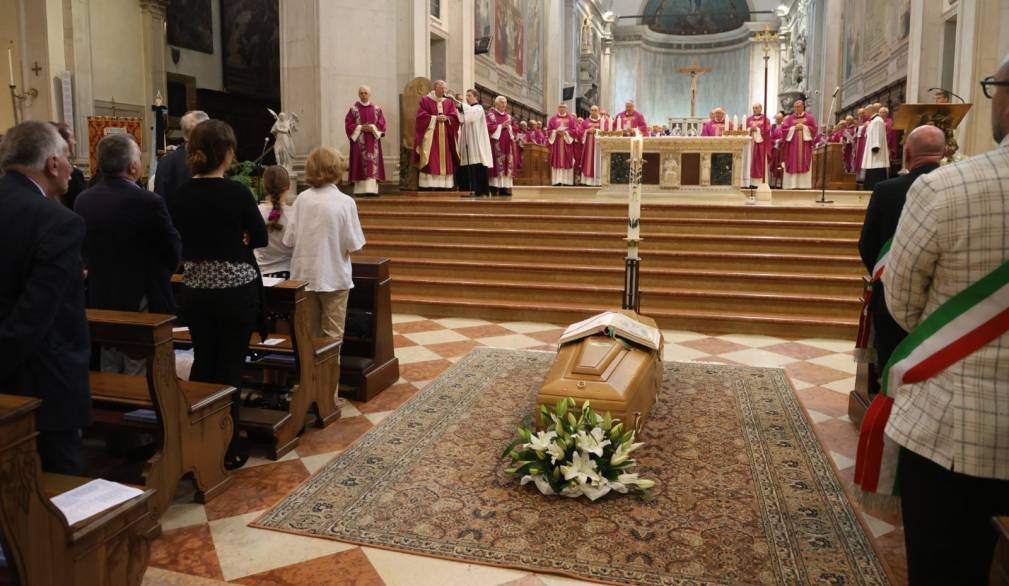 Vari momenti della celebrazione funebre del vescovo Gianfranco Agostino Gardin Vari momenti della celebrazione funebre del vescovo Gianfranco Agostino Gardin