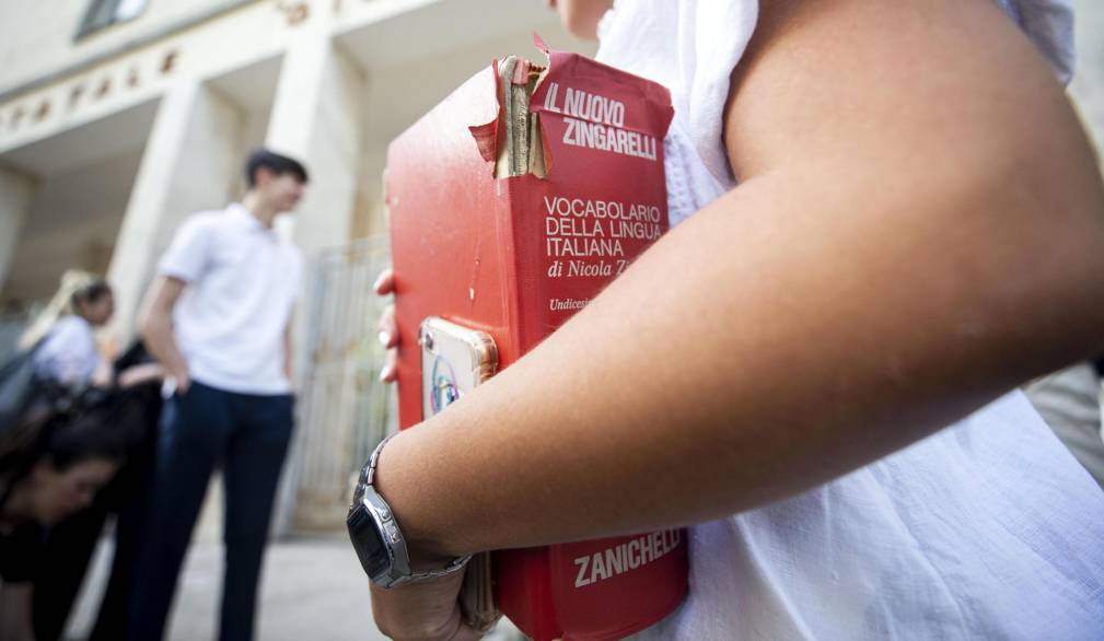 I ragazzi del quinto all'entrata della scuola Giulio Cesare per l'esame di maturita', Roma, 22 giugno 2022. ANSA/MASSIMO PERCOSSI I ragazzi del quinto all'entrata della scuola Giulio Cesare per l'esame di maturita', Roma, 22 giugno 2022. ANSA/MASSIMO PERCOSSI