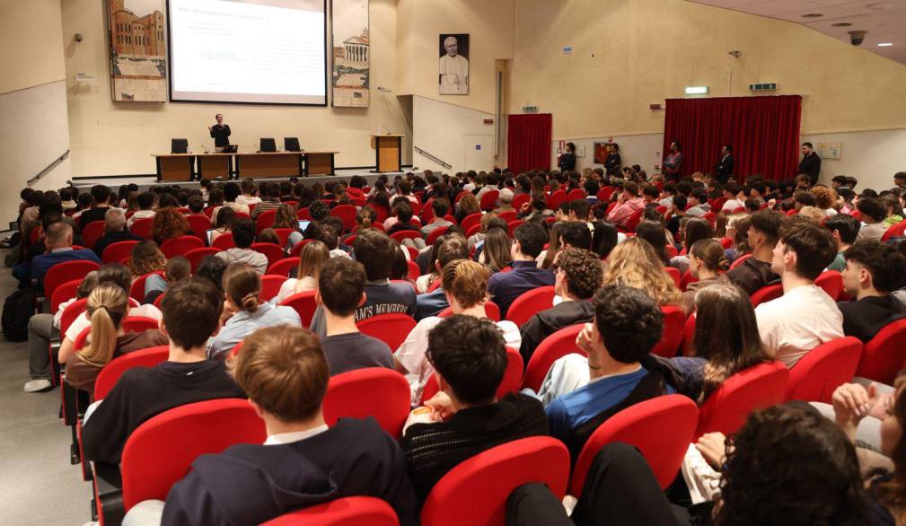 Ex allievo del Pio X sale in cattedra per spiegare agli studenti l’Intelligenza artificiale Ex allievo del Pio X sale in cattedra per spiegare agli studenti l’Intelligenza artificiale