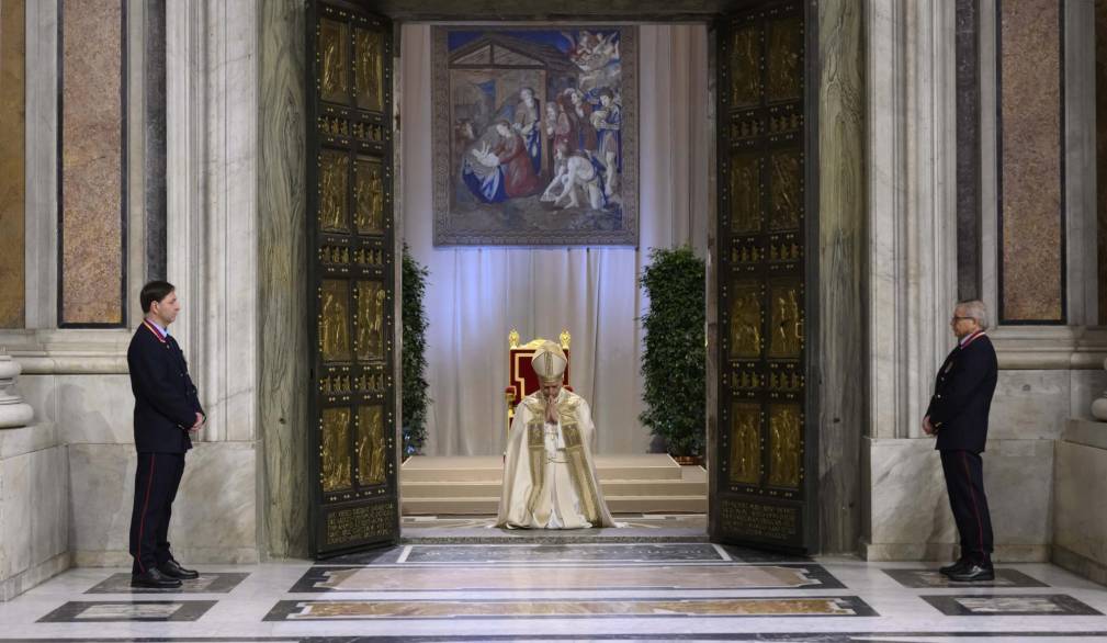 Leone XIV chiude la Porta Santa e il Giubileo: “Si affermi l’artigianato della pace”