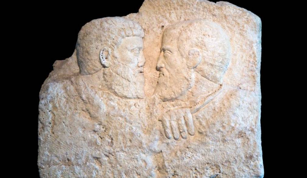 Rilievo incompiuto con l’abbraccio tra Pietro e Paolo, IV secolo, Museo Paleocristiano - Aquileia Rilievo incompiuto con l’abbraccio tra Pietro e Paolo, IV secolo, Museo Paleocristiano - Aquileia