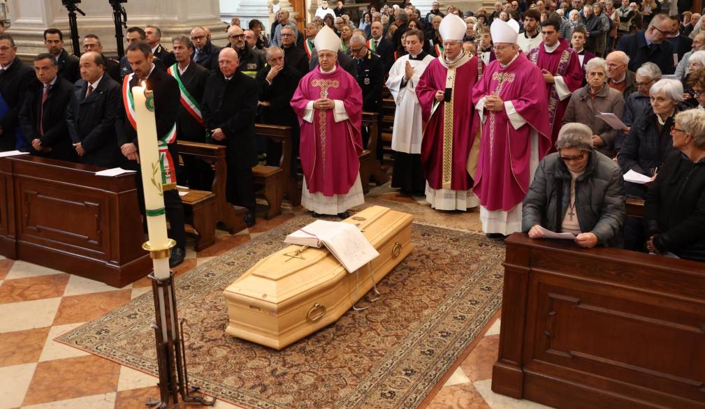 Messa funebre del vescovo emerito Paolo Magnani: processione d’ingresso