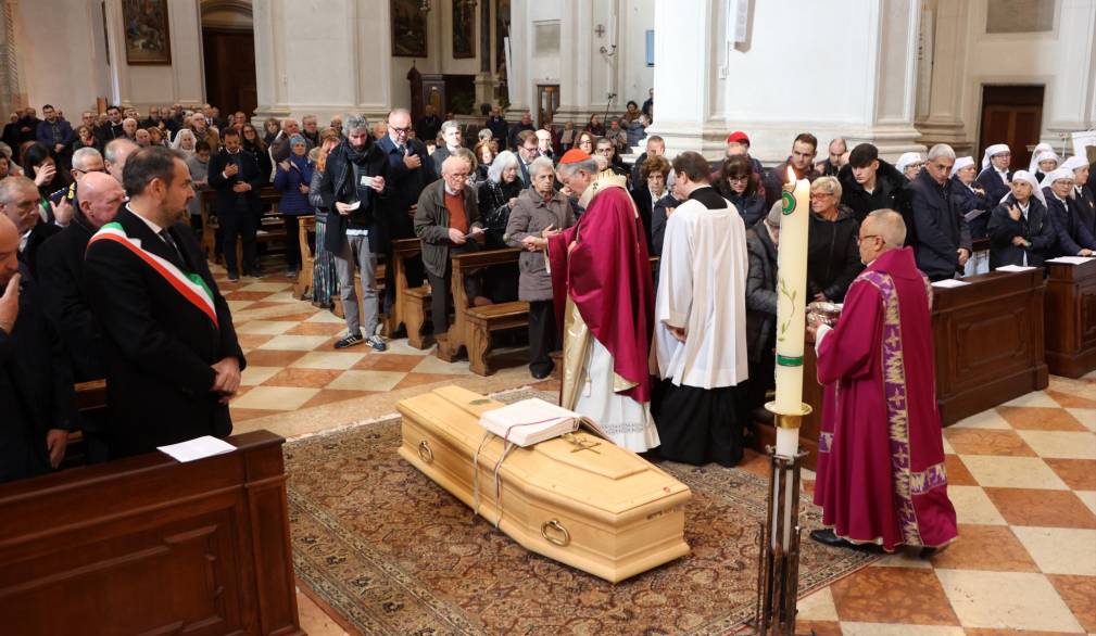 Messa funebre del vescovo emerito Paolo Magnani: la benedizione