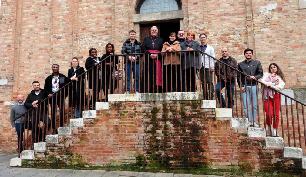 Il gruppo (quasi al completo) degli eletti che nella veglia pasquale riceveranno i sacramenti: Battesimo, Confermazione ed Eucaristia.