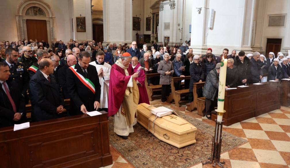 Messa funebre del vescovo emerito Paolo Magnani: la benedizione