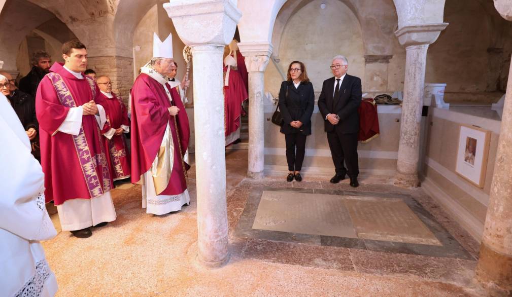 Messa funebre del vescovo emerito Paolo Magnani: rito di sepoltura in cripta