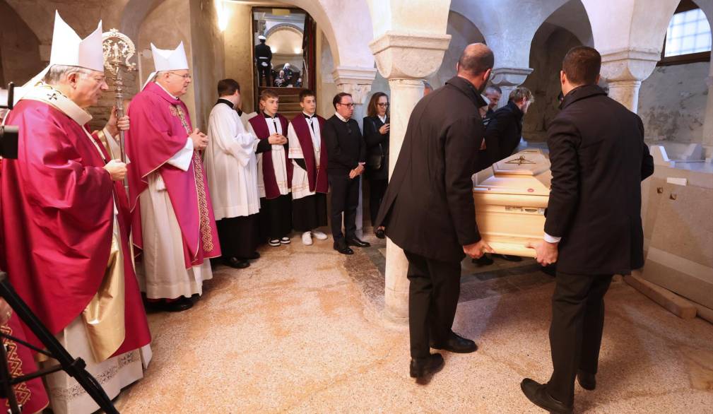 Messa funebre del vescovo emerito Paolo Magnani: rito di sepoltura in cripta