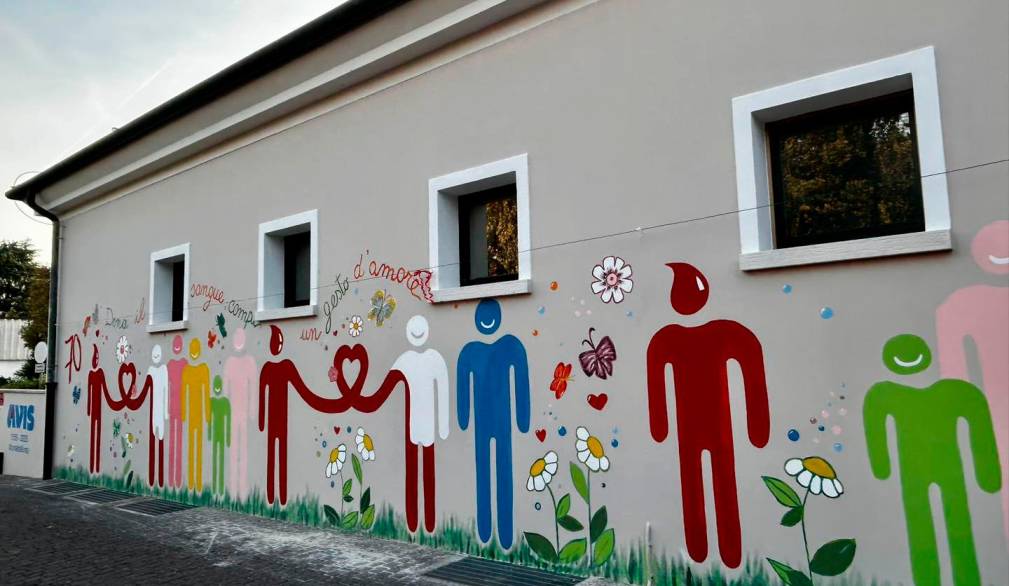 IL murale realizzato in una delle pareti esterne di Casa Roncato per i 70 anni dell’Avis di Montebelluna IL murale realizzato in una delle pareti esterne di Casa Roncato per i 70 anni dell’Avis di Montebelluna