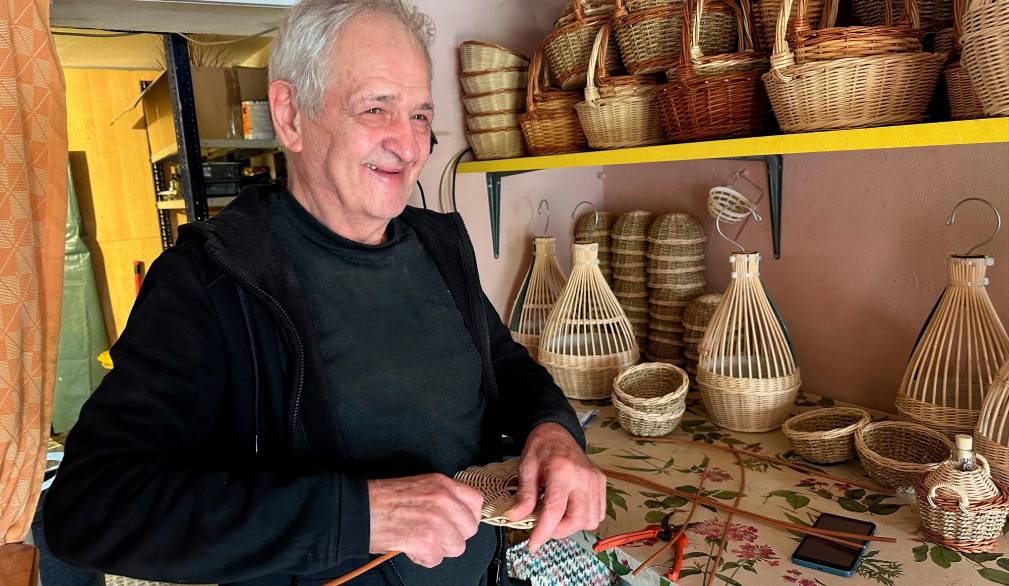 Nello Zorzetto, nel suo laboratorio a Negrisia, circondato dai cesti in vimini che crea con le sue mani