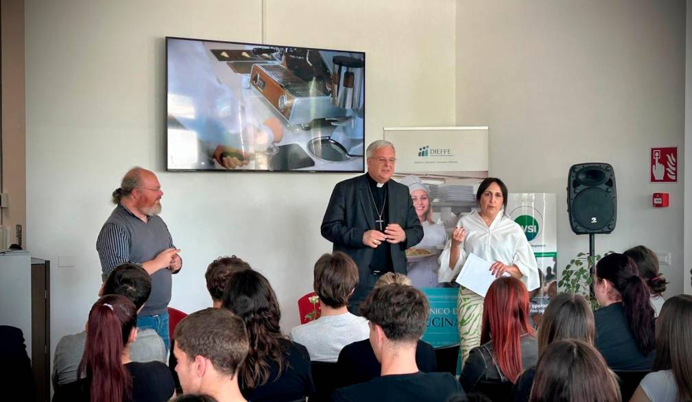 Spinea, l’incontro tra il Vescovo e gli studenti della scuola Dieffe, con un invito a custodire la meraviglia Spinea, l’incontro tra il Vescovo e gli studenti della scuola Dieffe, con un invito a custodire la meraviglia