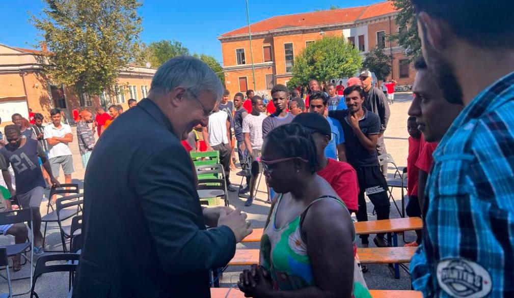 Il vescovo Michele Tomasi alla ex caserma Serena. Servizio fotografico: Fotofilm / La vita del popolo Il vescovo Michele Tomasi alla ex caserma Serena. Servizio fotografico: Fotofilm / La vita del popolo