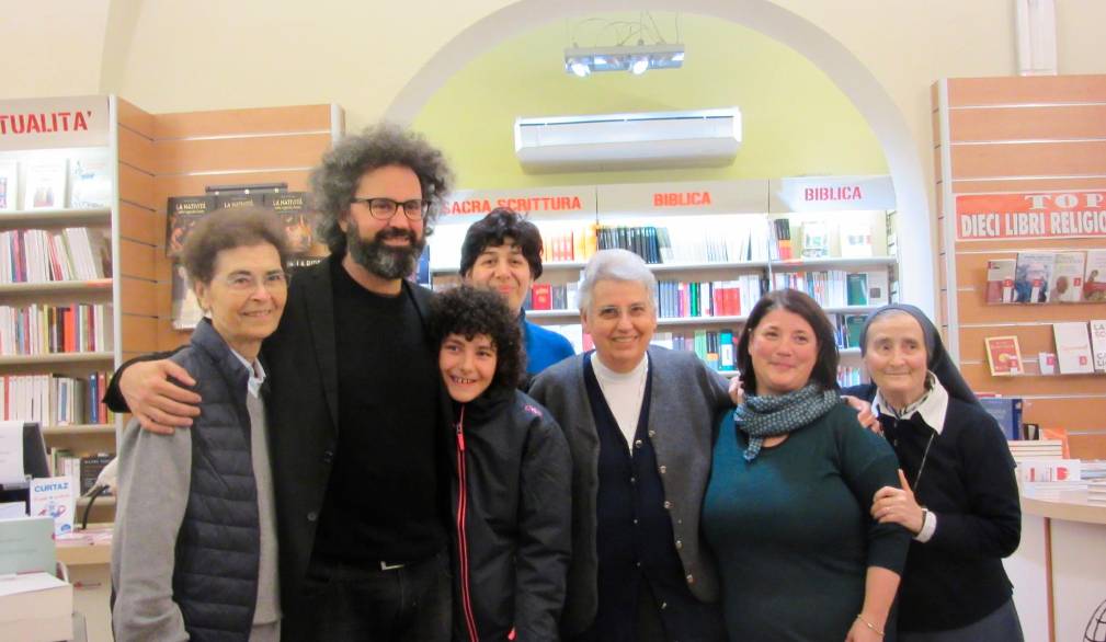 Uno dei molti eventi organizzati alla libreria (Simone Cristicchi alla presentazione del suo libro “Abbi cura di me”)