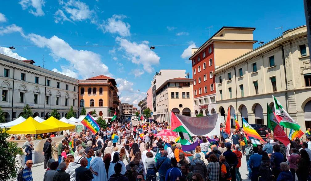 San Donà: presidio per la pace e tante lenzuola bianche per Gaza San Donà: presidio per la pace e tante lenzuola bianche per Gaza