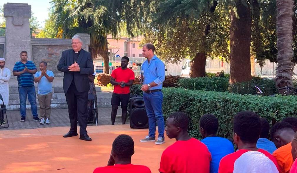 La visita del vescovo Michele Tomasi ai migranti delle ex caserme Serena La visita del vescovo Michele Tomasi ai migranti delle ex caserme Serena