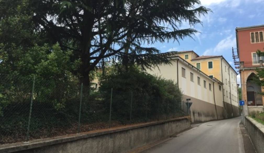 Incontro con i volontari per il Centro accoglienza migranti. Il direttore della Caritas a Onè di Fonte Incontro con i volontari per il Centro accoglienza migranti. Il direttore della Caritas a Onè di Fonte