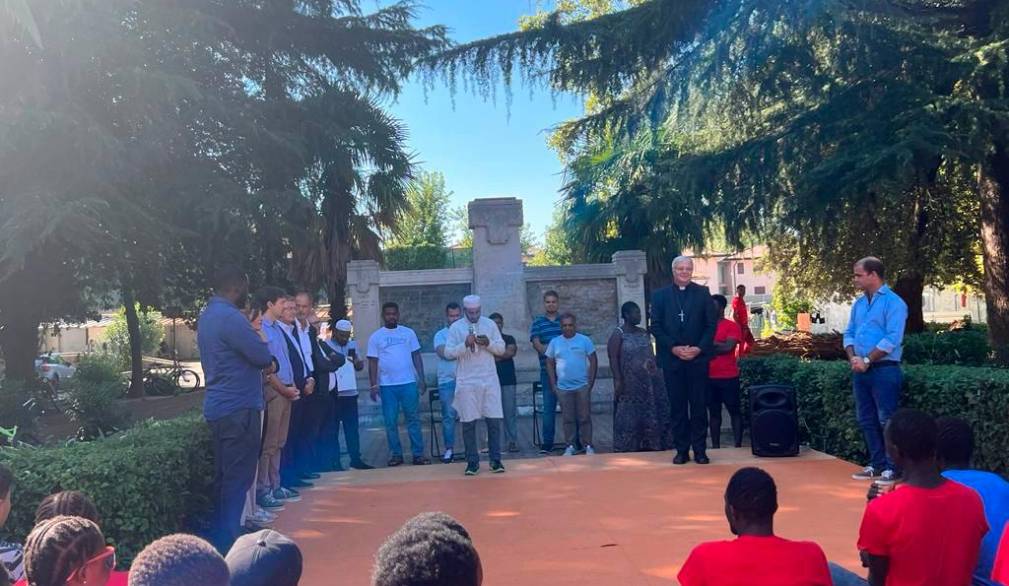 La visita del vescovo Michele Tomasi ai migranti delle ex caserme Serena La visita del vescovo Michele Tomasi ai migranti delle ex caserme Serena