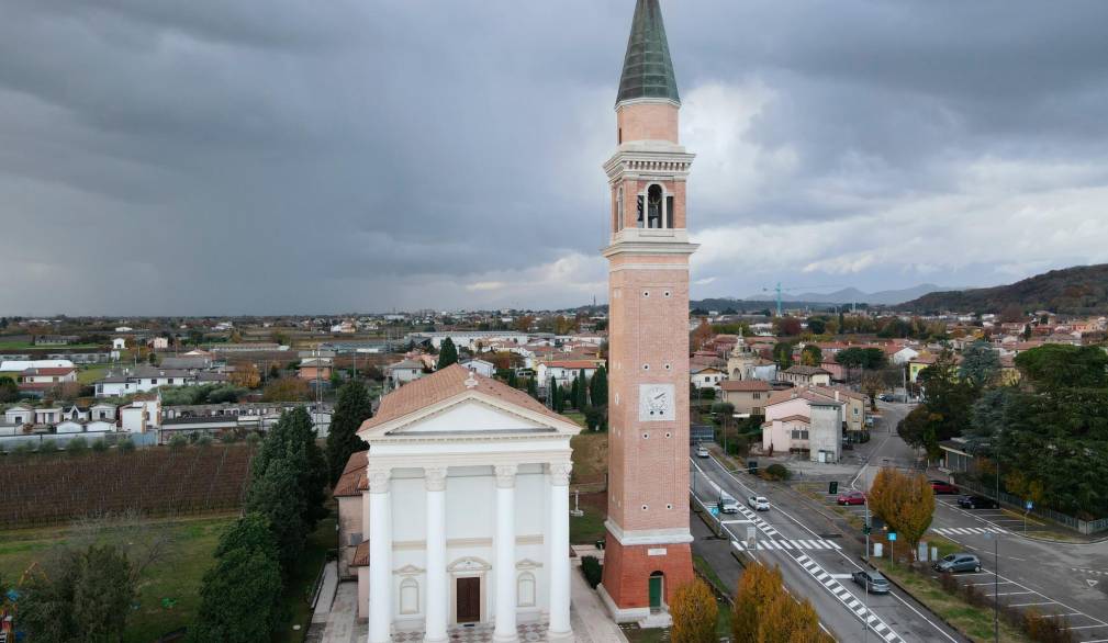 Benedetti, dopo il restauro, il campanile e la chiesa parrocchiale di Venegazzù