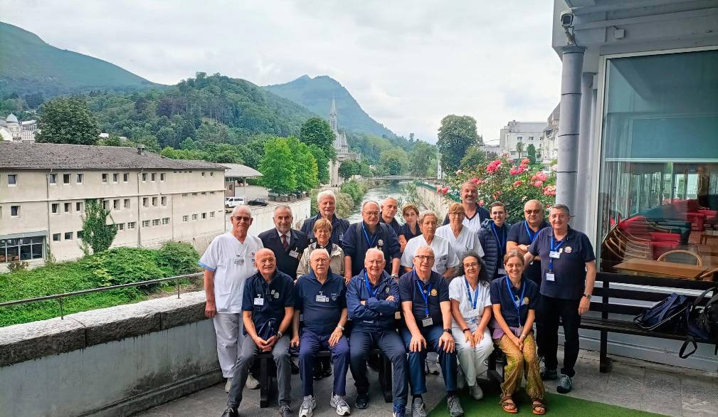 Gruppo di volontari Unitalsi di Treviso. La dottoressa Monami è la terza da destra in alto