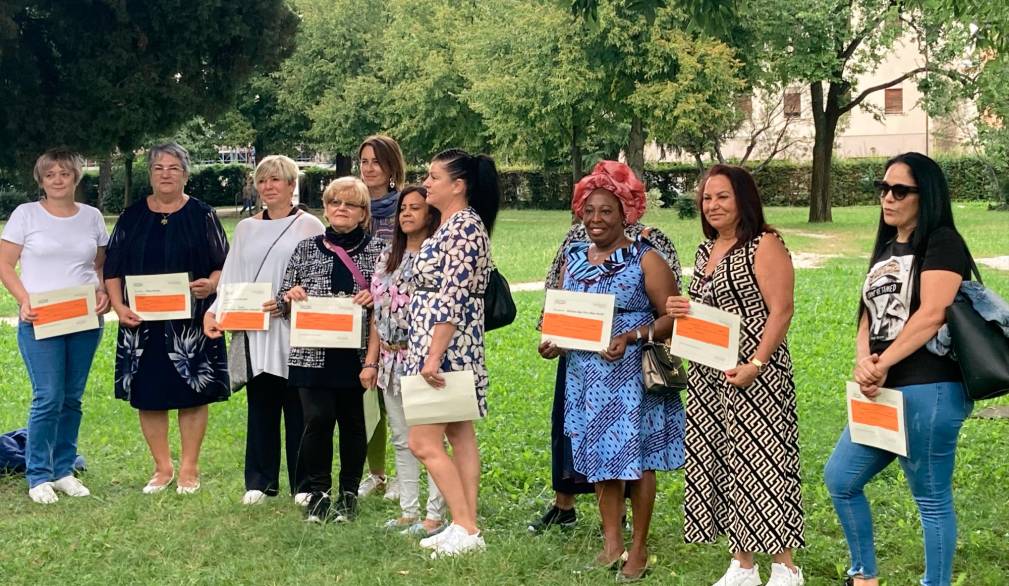La consegna dei riconosci-menti alle assistenti familiari si è svolta il 23 settembre al Parco Manin di Montebel-luna La consegna dei riconosci-menti alle assistenti familiari si è svolta il 23 settembre al Parco Manin di Montebel-luna