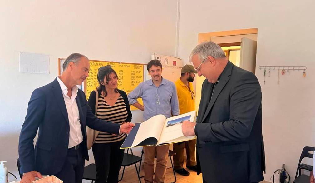 La visita del vescovo Michele Tomasi ai migranti delle ex caserme Serena La visita del vescovo Michele Tomasi ai migranti delle ex caserme Serena