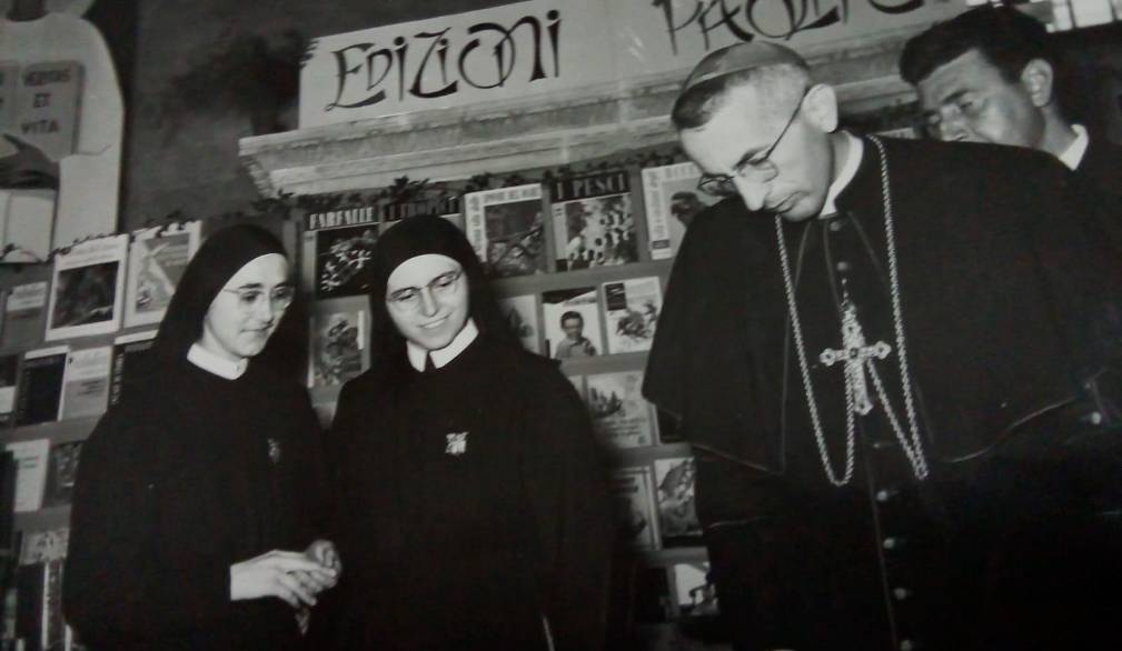 Mons. Mistrorigo benedice i locali rinnovati della libreria Paoline