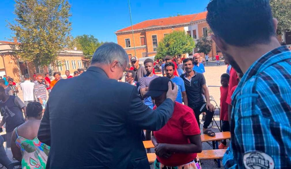 La visita del vescovo Michele Tomasi ai migranti delle ex caserme Serena La visita del vescovo Michele Tomasi ai migranti delle ex caserme Serena