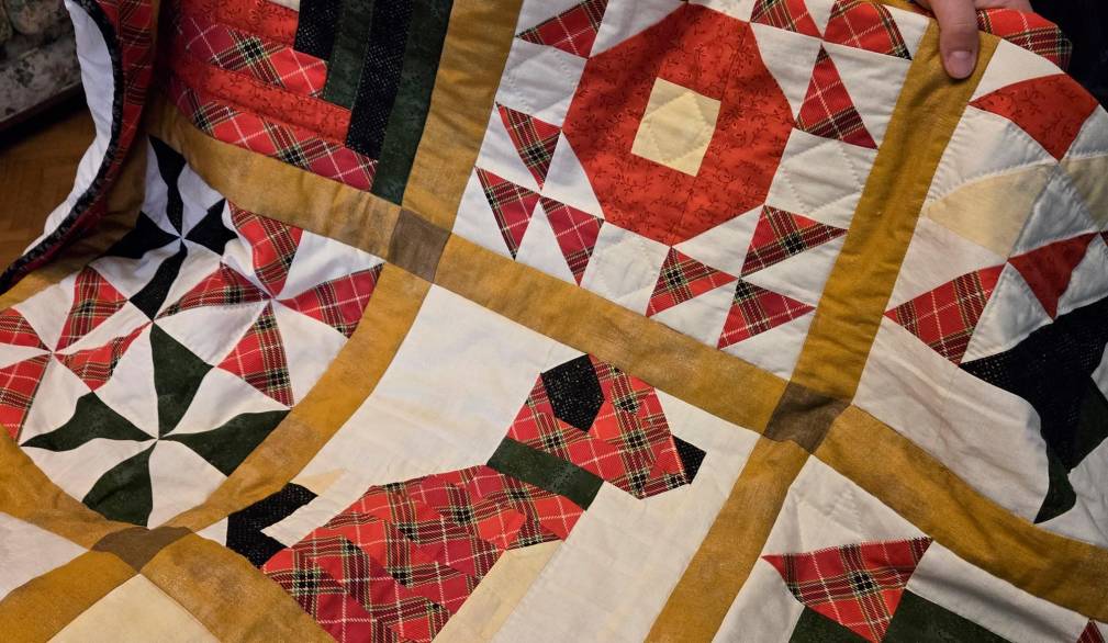 Storie di speranza: Per Monica la speranza è una trapunta tartan rosso